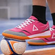 Chuteira futsal costurada rosa a escolha perfeita para jogar com uma chuteira com qualidade.