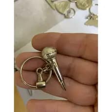 Chaveiro microfone dourado ou prata em formato de microfoe em aço
