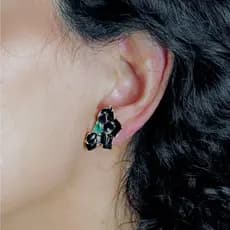 Brinco Meia Flor Resinado e Esmaltado Folheado a Ouro 18k