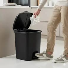 Lixeira Com Pedal 16 Litros Preta Para Cozinha Banheiro Escritório Quarto Organizador Multiuso Plástica Resistente