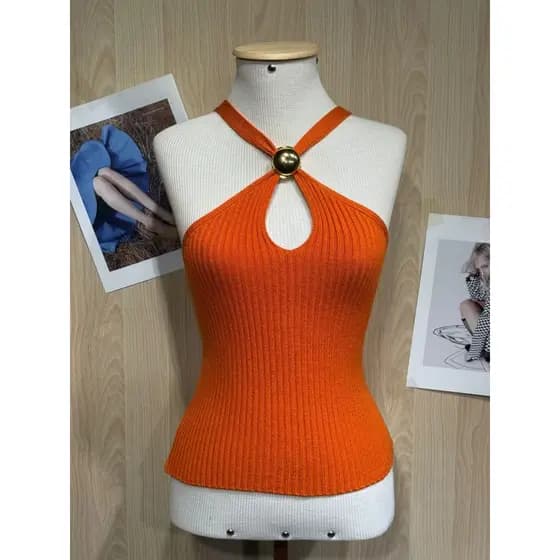 Top de Malha Halter e Detalhe Metálico