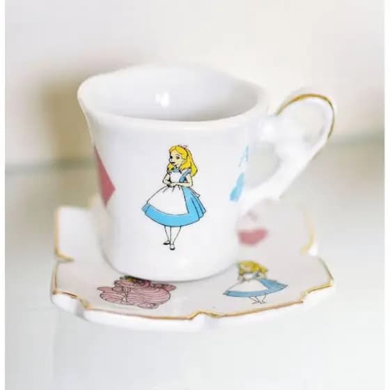 Xícara Alice no País das Maravilhas com pires de porcelana 50ml