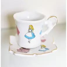 Xícara Alice no País das Maravilhas com pires de porcelana 50ml