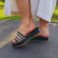 Chinelo Feminino Plataforma Patrizza com Detalhes Trançados e Pedrarias