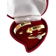 Par de Aliança Chanfrada Anatômica Dourada Clássica Fina 4mm de Casamento/Noivado/Compromisso/Namoro + Anel Solitário