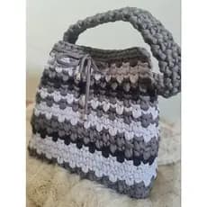Bolsa de croche transversal colors. Bolsa de crochê artesanal feito com fio de malha.