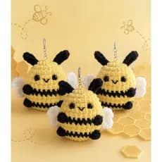 Chaveiro Abelha Amigurumi em Fio Chenille Artesanal 10cm – Feito à Mão