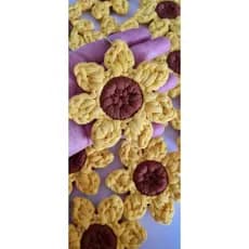 Chaveiro de girassol em fio de malha premium.