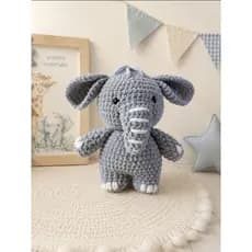 Elefante de Amigurumi Artesanal 23cm Cinza e Branco | Decoração Infantil e Presente.