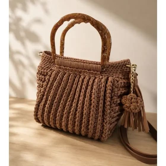 Bolsa de mão feita em croche de fio de malha premium.