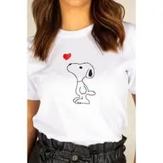 T-shirt Bordada Snoopy: Estilo Delicadeza e Conforto em uma Só Peça