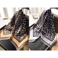 Lenço de Cetim Multiuso Bandana Cintura Pescoço  Estampa de Animal Print Elegante tamanho 90 x 90 cm