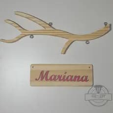 Galho de pinus + placa + nome em mdf colorido (adesivado vinil)