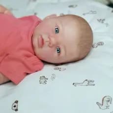 Bebe Reborn Abigail – Olhos Azuis e Cabelo Pintado com Realismo Surpreendente