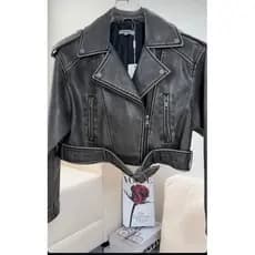 Jaqueta de couro com fivela estonada estilo jeans