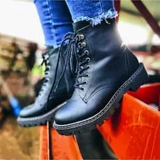 Coturno preto feminino com cadarço e zíper lateral