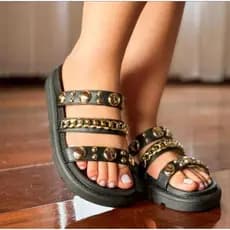 Rasteira Birken Preta Vizzano com Esferas e Correntes Douradas Birken preta vizzano Papete feminina preta