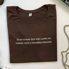 T-Shirt Duas coisas que nao canso de tomar Café e decisões erradas 100% algodão blusa feminina M GG
