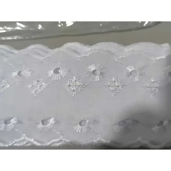 BORDADO INGLÊS BRANCO 5 CM DE LARGURA COM 13,7 M DE COMPRIMENTO-LESE EM TIRA