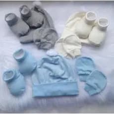 3 Kits recém nascido  Touca  pompom + Par de Luvas + Par de Sapatinho meia bebê 100% Algodão Antialérgico