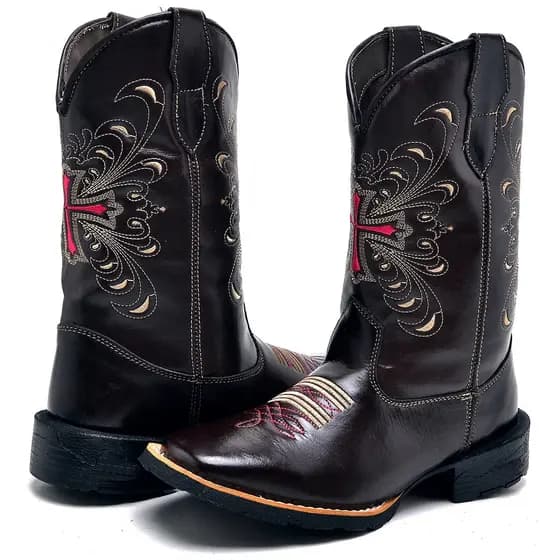 Botas Texana Feminina Café Com Bordado De Cruz Rosa Promoção Black Friday