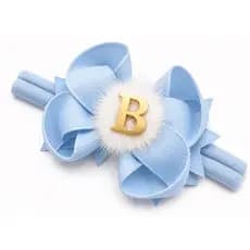 Faixinha de Bebê Personalizada com Inicial | Laço Boutique Luxo com Pompom Branco e Letra Dourada