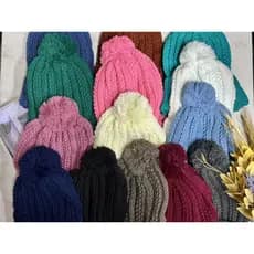 TOUCA COM POM POM FEMININO DE TRICÔ