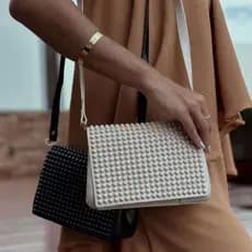 Bolsa Transversal Feminina Injetada Pvc Pérola Várias Cores Com Alça Removível