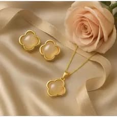 Conjunto Elegante – Colar e Brincos com Pérola Gota e Detalhes Dourados