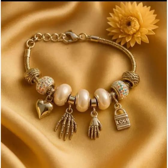 Pulseira Feminina Prateada Bijuteria Fina – Berloques Modernos, Brilho Intenso e Alta Qualidade