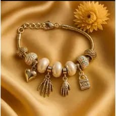 Pulseira Feminina Prateada Bijuteria Fina – Berloques Modernos, Brilho Intenso e Alta Qualidade