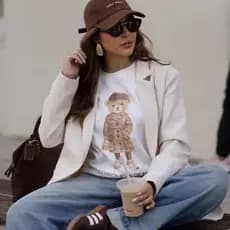 Camiseta Feminina Estampa Ursinho Fashion Luxo Casual Tendência 2026