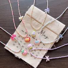 Colar de frutas com laço de contas coloridas para mulheres e meninas, acessório fofo para presente.