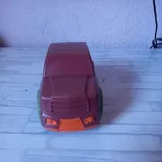 Carrinho vermelho de plástico usada.