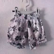 Short branco com flores carinhoso usado