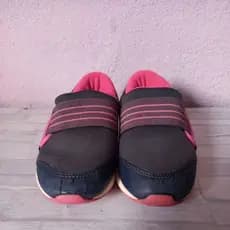Tenis azul marinho e rosa usado.