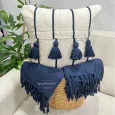 Kit Capa Almofada Pompom ( 1 Capa + 1 Manta ) Listra Azul Marinho Decorativa Estilo Rustica Moderno