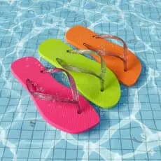 Chinelo feminino correia glitter confortável para o dia a dia
