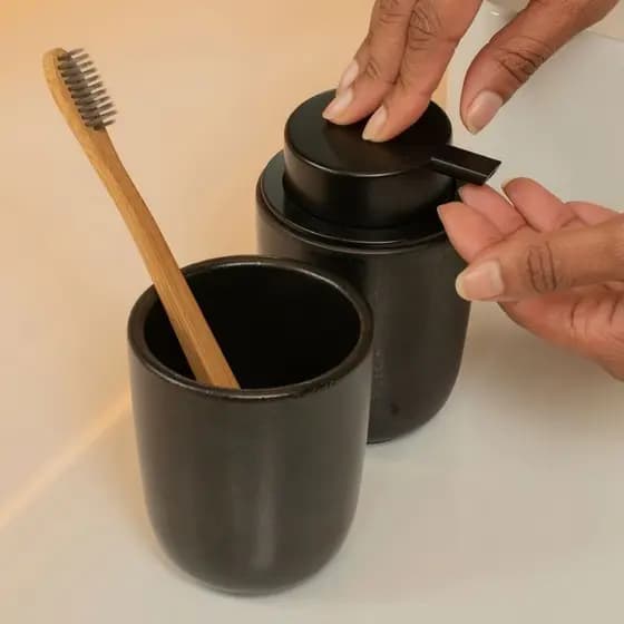 Conjunto Banheiro 2 Peças Porta Sabonete Líquido Porta Escova Osaka Cerâmica Resistente Lavabo - Ou