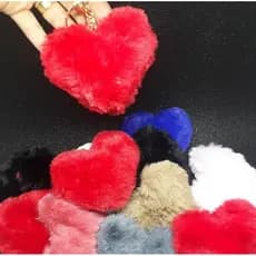 "Encanto de Corações: Kit com 12 Chaveiros Pompom, Adoráveis para Você."