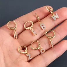 Brinco Letra Strass Inicial Folheado Zircônia Argola para Namorados Páscoa