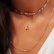Colar Letra Strass CHOKER Folheado Inicial Cravejada no Fio de Nylon Semi Joia Banhada Folheado a Dourado e Prata