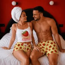 Kit Pijama Casal Amor Mozão Cropped Estampa Morango I Love Fruit + Bermuda Masculina