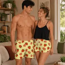 Kit Pijama Casal Mozão Baby Doll Feminino Cropped Preto + Shorts Masculino Samba Canção Morango