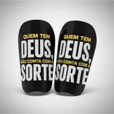 Caneleira Personalizada Futebol Futsal Quem Tem Deus Não Conta com a Sorte.