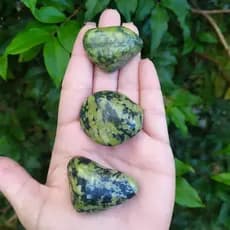 PEDRA ROLADA JADE NEFRITA OU JADEÍTA – PUREZA E SERENIDADE / CRISTAL / PEDRA NATURAL