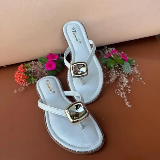 Chinelo Feminina Flat De Napa Madrid Rasteirinha Casual Com Peça Dourada dia a dia Promoção