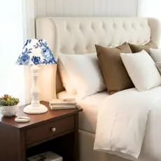 Abaju de Mesa com base em madeira para cabeceira de cama Criado mudo