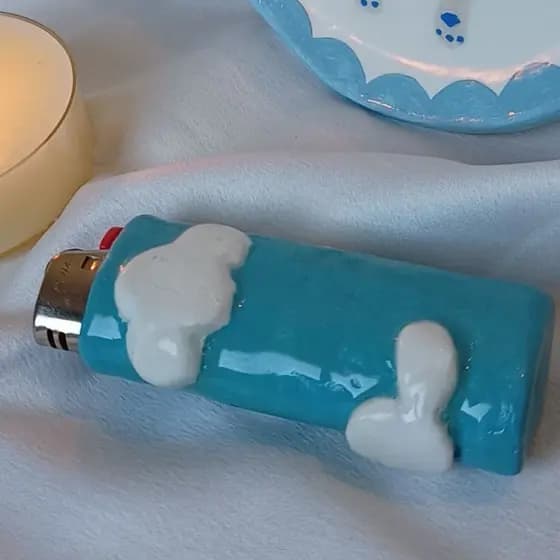 Isqueiro com capinha de céu azul e nuvens