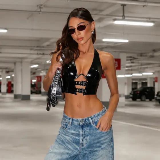 Cropped Feminino Vinil Preto Frente Única com Fivelas Top Couro Sintético Moda Festa Balada